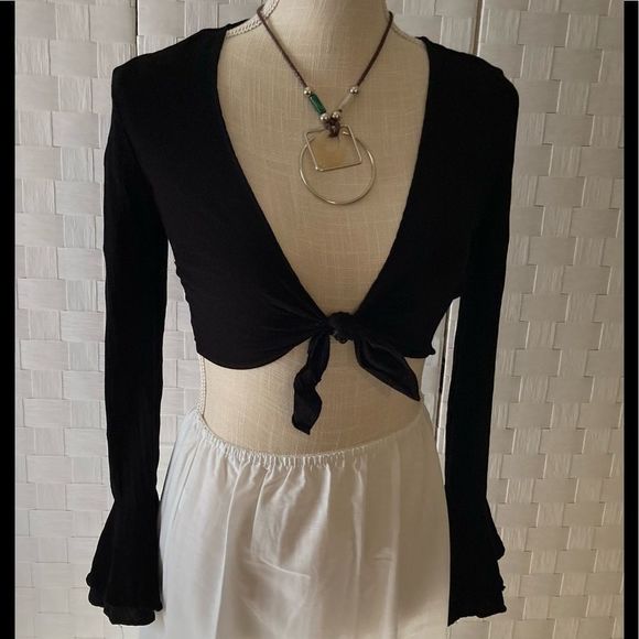 Forever 21 tie front long sleeve crop top Small - Picture 3 of 6